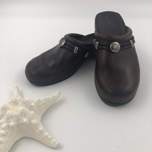 MINNETONKA Brown Leather Clogs with Leather Braid and Silver Trim 7M - Picture 9 of 9